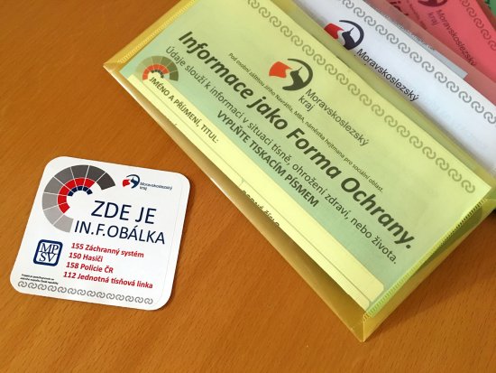 Obálku s nálepkou či magnetkou upozorňující záchranáře, že v lednici najdou důležité informace pro záchranu seniora, je možné si vyzvednout i na kopřivnické radnici. 
FOTO: MSK