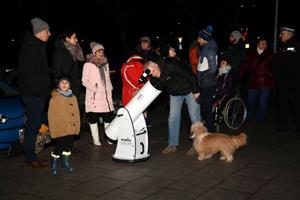 Před začátkem tematické procházky Kopr potmě mohli lidé využít jasné oblohy k pozorování vesmírných objektů. Následná vycházka už ale řešila především téma pouličního osvětlení a bezpečnosti v nočních ulicích. 
FOTO: DAVID MACHÁČEK