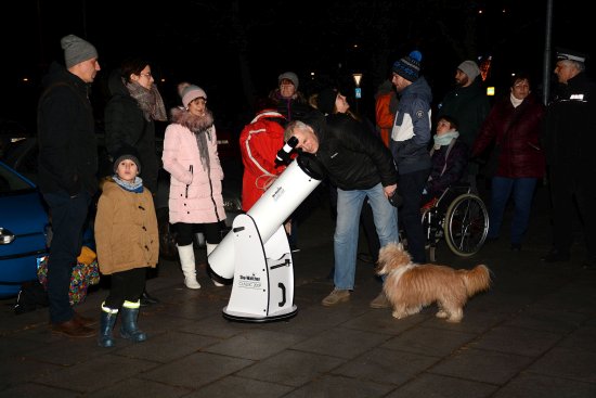 Před začátkem tematické procházky Kopr potmě mohli lidé využít jasné oblohy k pozorování vesmírných objektů. Následná vycházka už ale řešila především téma pouličního osvětlení a bezpečnosti v nočních ulicích. 
FOTO: DAVID MACHÁČEK