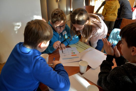 Na akci Nebojme se matematiky řešili žáci 4. a 5. tříd v týmech různé matematické úlohy. Nejúspěšnější nakonec byli školáci z Mniší.
FOTO: DANA HOĎÁKOVÁ