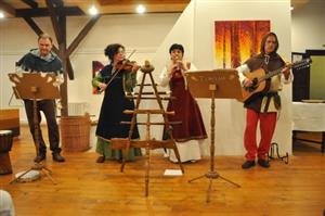 Především středověká a renesanční hudba tvořila repertoár vánočního koncertu kapely Devětsil na půdě Muzea Fojtství.
FOTO: KRISTINA ČABLOVÁ