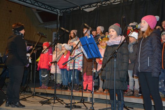 Také v Kopřivnici a ve Vlčovicích se letos ve středu 11. prosince zpívaly vánoční koledy. Akce s názvem Česko zpívá koledy uctila i památku ostravských obětí. 
FOTO: DANA HOĎÁKOVÁ