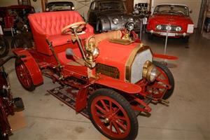 Červený automobil Windhoff, stojící u vstupu do expozice kopřivnického Oldtimer Auto Moto muzea, je jediný svého druhu na světě.
FOTO: DAVID MACHÁČEK