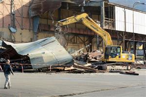 Demoličními pracemi v březnu začala proměna někdejší slévárny na muzeum nákladních automobilů.