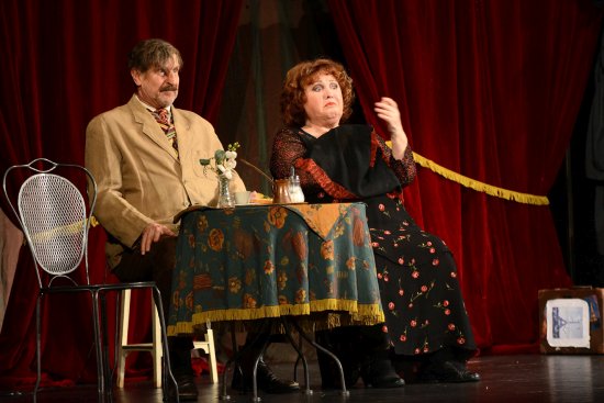 Václav Vydra s Naďou Konvalinkovou bavili kopřivnické publikum odloženým komediálním představením Turecká kavárna.
FOTO: DAVID MACHÁČEK