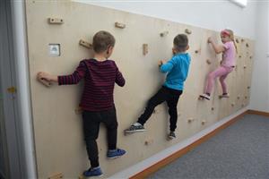 V jednom oddělení Mateřské školy I. Šustaly vznikla za pomoci rodičů lezecká stěna, na které si děti procvičují svou obratnost.
FOTO: DANA HOĎÁKOVÁ