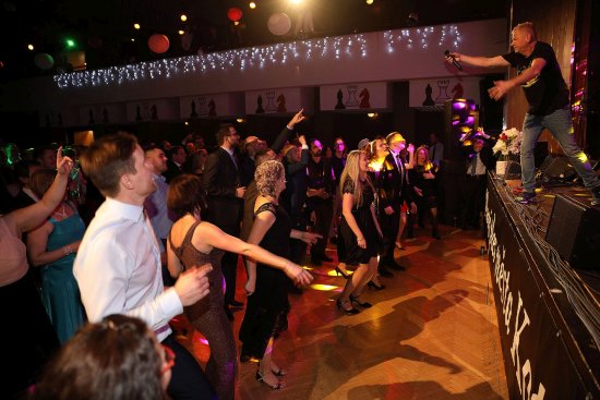 Zpěvák kapely Mňága a Žďorp Petr Fiala baví hosty letošního Obecního plesu v kulturním domě.
FOTO: LADISLAV MÁCHA