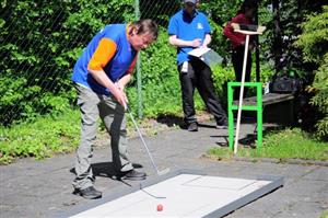 Na letošní rok připravila radnice ve spolupráci s dalšími organizacemi řadu akcí pro seniory. Ani letos nebude chybět tradiční dopoledne při hře minigolfu.
FOTO: DANA HOĎÁKOVÁ