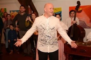 Miroslav Knapec vítá hosty vernisáže první výstavy svých obrazů. Retrospektivu amatérského malíře nabízí aktuálně Muzeum na Fojtství.
FOTO: DAVID MACHÁČEK