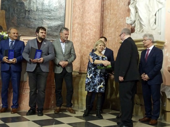 Na konferenci v Olomouci převzala místostarostka Dagmar Rysová titul Šampion Zdravých měst za nejlépe nastavený systém místního rozvoje.
FOTO: LENKA ŠIMEČKOVÁ