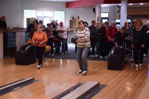 Na první akci pořádanou v rámci cyklu Aktivní senior 2020 přišla padesátka účastníků, kteří se bavili bowlingem.
FOTO: DANA HOĎÁKOVÁ