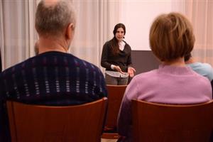 Environmentální aktivistka Lucie Smolková diskutuje s účastníky besedy, kterou na půdě Katolického domu uspořádala Živá Mandala.
FOTO: DAVID MACHÁČEK