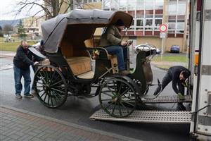 Jako první se na palubu přepravního kamionu nalodila replika automobilu Präsident. Spolu s dalšími exponáty z muzea bude až do neděle ozdobou prestižní pařížské výstavy veteránů.
FOTO: DAVID MACHÁČEK