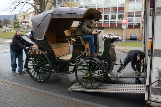 Jako první se na palubu přepravního kamionu nalodila replika automobilu Präsident. Spolu s dalšími exponáty z muzea bude až do neděle ozdobou prestižní pařížské výstavy veteránů.
FOTO: DAVID MACHÁČEK