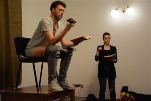 Lukáš Hejlík a Petra Bučková minulý týden na půdě Vily Machů odehráli titul Holčička a cigareta z cyklu scénického čtení Listování.
FOTO: DAVID MACHÁČEK