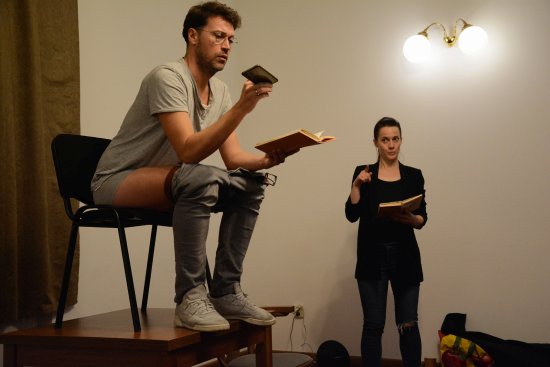 Lukáš Hejlík a Petra Bučková minulý týden na půdě Vily Machů odehráli titul Holčička a cigareta z cyklu scénického čtení Listování.
FOTO: DAVID MACHÁČEK