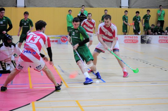 Dvojnásobný střelec v utkání proti Kloboukům Jakub Kresta (č. 8) kombinuje s Lukášem Vávrou (č. 13) v předbrankovém prostoru soupeře.
FOTO: KRISTINA ČABLOVÁ