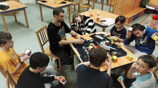 Při turnaji v rámci akce Kopr Cube dosáhl jeden z účastníků při skládání Rubikovy kostky času pod 29 vteřin.
FOTO: DDM KOPŘIVNICE