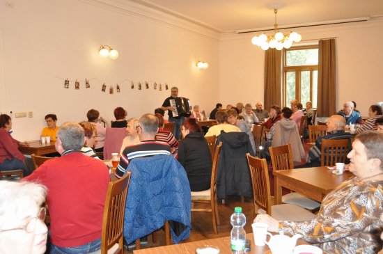 Společné zpívání při harmonice přilákalo do Vily Machů padesátku seniorů.
FOTO: DANA HOĎÁKOVÁ