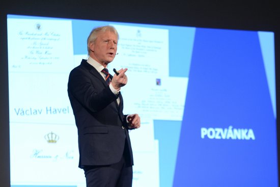 Někdejší hradní mluvčí a odborník na etiketu Ladislav Špaček návštěvníky svého programu v kulturním domě dvě hodiny nejen poučoval, ale i dobře bavil.
FOTO: DAVID MACHÁČEK