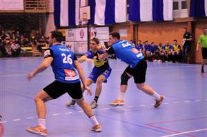 Patrik Fulnek (KH ISMM Kopřivnice, uprostřed) byl po Janu Hanusovi (9 branek) s pěti brankami druhým nejlepším střelcem v utkání proti Brnu.
FOTO: KRISTINA ČABLOVÁ