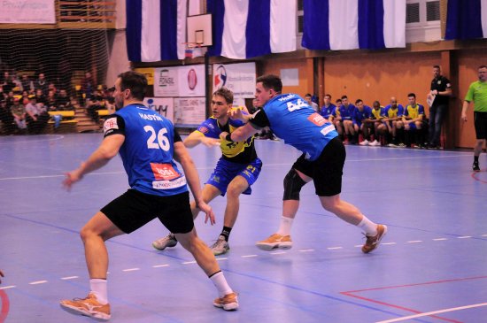 Patrik Fulnek (KH ISMM Kopřivnice, uprostřed) byl po Janu Hanusovi (9 branek) s pěti brankami druhým nejlepším střelcem v utkání proti Brnu.
FOTO: KRISTINA ČABLOVÁ