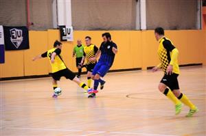 Radek Petráš (v tmavém dresu) se jednou brankou podílel na obratu skóre a vítězství FU Kopřivnice v prvním semifinálovém utkání play-off Divize F.
FOTO: KRISTINA ČABLOVÁ