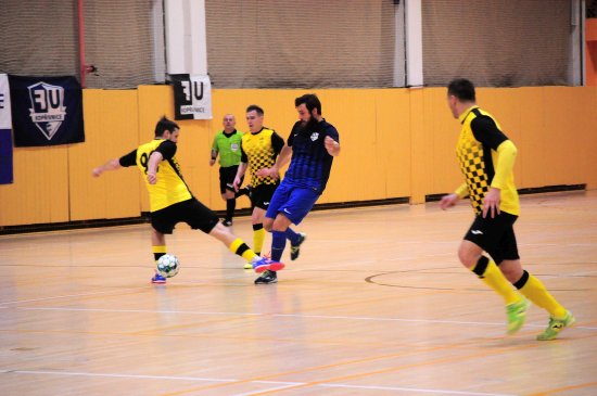 Radek Petráš (v tmavém dresu) se jednou brankou podílel na obratu skóre a vítězství FU Kopřivnice v prvním semifinálovém utkání play-off Divize F.
FOTO: KRISTINA ČABLOVÁ