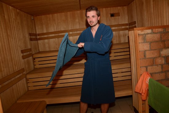 Saunér David Janík byl jedním z pěti průvodců návštěvníků první Saunové noci na krytém bazénu v Kopřivnici v pátek 21. února.
FOTO: DAVID MACHÁČEK