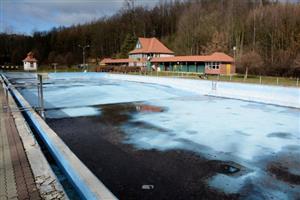 Mnohé části betonové vany koupaliště na Libotíně jsou v havarijním stavu. Štramberská radnice připravuje rekonstrukci. Letošní sezonu ale asi nestihne.
FOTO: D. MACHÁČEK