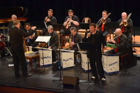 Příborský orchestr Bedřicha Pukovce hostoval v kopřivnickém kulturním domě s programem postaveným na písničkách z lidových operet.
FOTO: DAVID MACHÁČEK