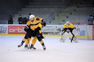 Nejlepšího střelce HC ISMM Kopřivnice Dominika Suchého soupeř z Moravských Budějovic do zakončení v samostatném úniku nepustil.
FOTO: KRISTINA ČABLOVÁ