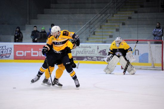Nejlepšího střelce HC ISMM Kopřivnice Dominika Suchého soupeř z Moravských Budějovic do zakončení v samostatném úniku nepustil.
FOTO: KRISTINA ČABLOVÁ