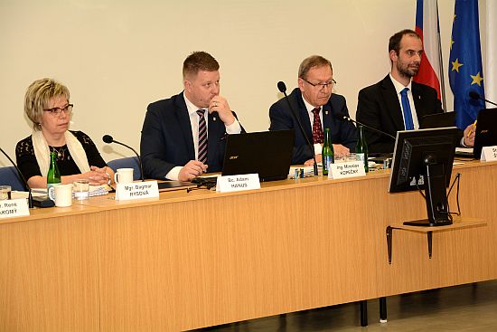 Lídři čtyř dosavadních koaličních subjektů na kopřivnické radnici D. Rysová (SNK), A. Hanus (KK), M. Kopečný (ODS) a S. Šimíček sledují jednání zastupitelstva o personálních změnách v radě města, ke kterým nakonec nedošlo.
FOTO: D. MACHÁČEK
