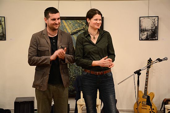 Šárka Hyklová a Lukáš Grohmann na vernisáži své společné výstavy v Muzeu Fojtství. Až do půlky dubna budou k vidění jejich smalty, plastiky i malby. 
FOTO: D. MACHÁČEK
