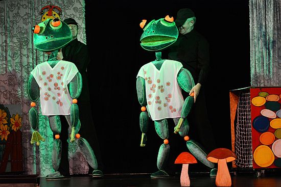 Loutkoherecká skupina Loudadlo přivezla minulou neděli malým kopřivnickým divákům svou revue Na kouzelném paloučku. V inscenaci byly hojně využívány atraktivní techniky černého divadla.
FOTO: DAVID MACHÁČEK
