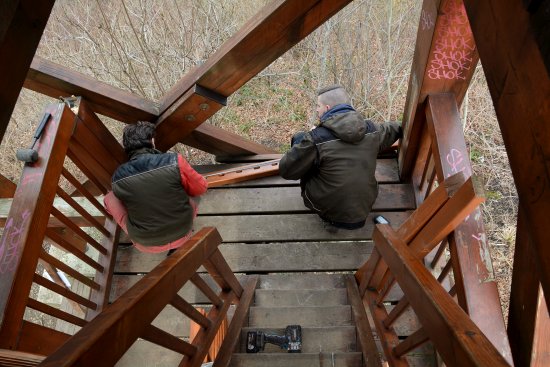 Na začátku tohoto týdne proběhla na Bezručově vyhlídce výměna poškozených částí dřevěné konstrukce. Po opravách je věž znovu přístupná veřejnosti.
FOTO: DAVID MACHÁČEK