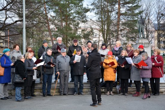 O úvod vzpomínkového setkání u pomníku TGM se tradičně postaralo Pěvecké sdružení Kopřivnice.
FOTO: DANA HOĎÁKOVÁ