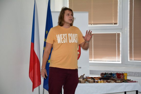 Karel Váchala více než dvě hodiny hovořil nejen o svých cestách po Íránu, ale i o běžném životě tamních obyvatel.
FOTO: DANA HOĎÁKOVÁ