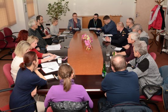 Po vyhlášení stavu nouze se ve čtvrtek v podvečer poprvé sešli členové Krizového štábu ORP Kopřivnice. Následovala rozhodnutí o uzavření všech místních sportovišť nebo mateřských škol.
FOTO: DAVID MACHÁČEK