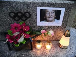 U pomníčku před technickým muzeem v pátek vzniklo improvizované pietní místo, kde se vzpomínalo na Danu Zátopkovou.
FOTO: D. MACHÁČEK