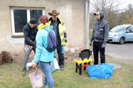 Na výzvu spolku Vlčovjané přišli skalní příznivci, aby pomohli s úklidem objektu i zahrady, který spolek převzal od města.
FOTO: DANA HOĎÁKOVÁ