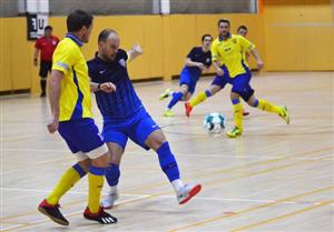 Kapitán futsalistů FU Kopřivnice Roman Bartoš (v tmavém dresu) se na vítězství ve finálovém utkání proti Malým Hošticím podílel dvěma brankami.
FOTO: MARTIN KAPSA