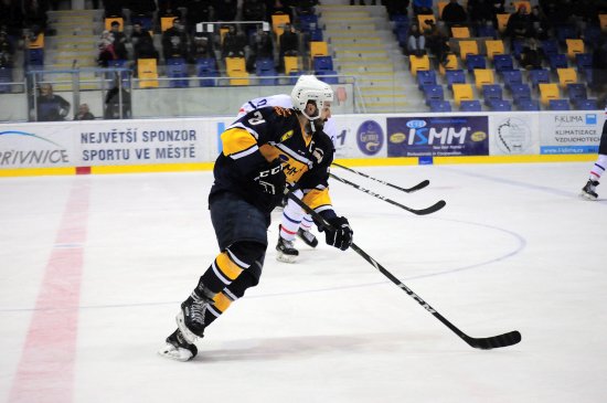 Kapitán kopřivnických hokejistů Jakub Mach je s odehranou sezonou spokojený, ale mrzí jej, že tým nemohl poděkovat svým fanouškům.
FOTO ARCHIV: KRISTINA ČABLOVÁ