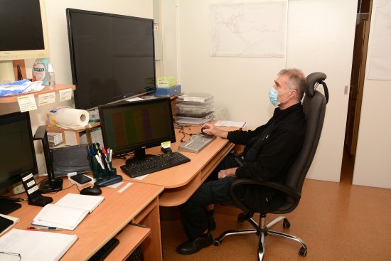 Městská policie aktuálně funguje v omezeném režimu. Důvodem je zachování provozuschopnosti. Činnost v ulicích provádí jedna hlídka, strážníci reagují na telefonická oznámení a město kontrolují pomocí kamerového systému.
FOTO: DAVID MACHÁČEK