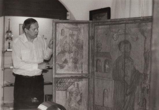 Tehdejší šéf Muzea Fojtství Jiří Tichánek na fotografii s gotickým deskovým oltářem. Ten byl před 25 lety zapůjčen do zdejšího muzea. 
FOTO: ZDENA HAVLOVÁ