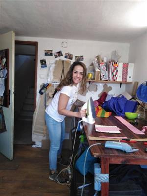 V aktuální situaci nemůže zpěvačka Lenka Szabó Hrůzová koncertovat ani vyučovat zpěv, a tak se zapojila do dobrovolnického šití roušek.
FOTO: ARCHIV L. HRŮZOVÉ