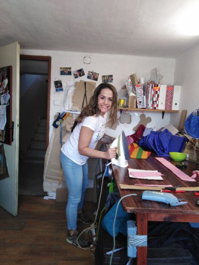 V aktuální situaci nemůže zpěvačka Lenka Szabó Hrůzová koncertovat ani vyučovat zpěv, a tak se zapojila do dobrovolnického šití roušek.
FOTO: ARCHIV L. HRŮZOVÉ