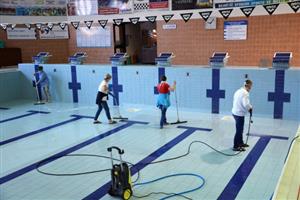 Pracovníci Správy sportovišť Kopřivnice už na konci března začali s čištěním a dezinfekcí vypuštěné vany krytého bazénu, který je běžně v provozu až do července.
FOTO: DANA HOĎÁKOVÁ