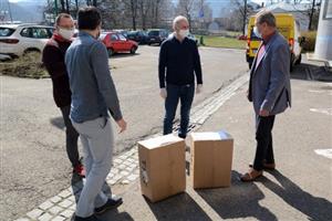 Zástupci společnosti Remoska předali v pondělí městu Kopřivnice dar v podobě tisíce ochranných nanoroušek.
FOTO: DAVID MACHÁČEK